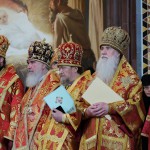 Митрополит Феодосий (крайний слева) за Божественной литургией, которую совершает Святейший Патриарх Кирилл